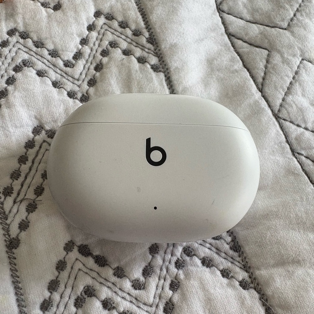 Beats White Wireless Earbuds with case  **
